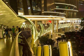 Luxury 2 BR Central Park Area - Walk to Malls